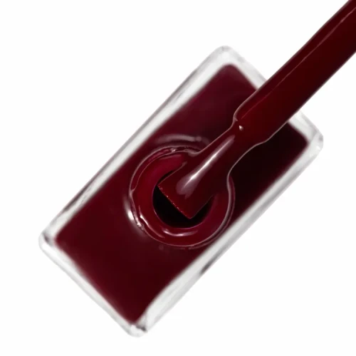 Lakier_klasyczny_do_paznokci_Saute_Care_Ma_Cherie_glebokie,_nasycone_bordo_o_pelnym_kryciu.webp