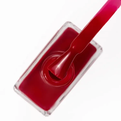 Lakier_klasyczny_do_paznokci_Saute_Care_Rouge_Couture__klasyczna,_ponadczasowa_czerwien_o_pelnym_kryciu.webp